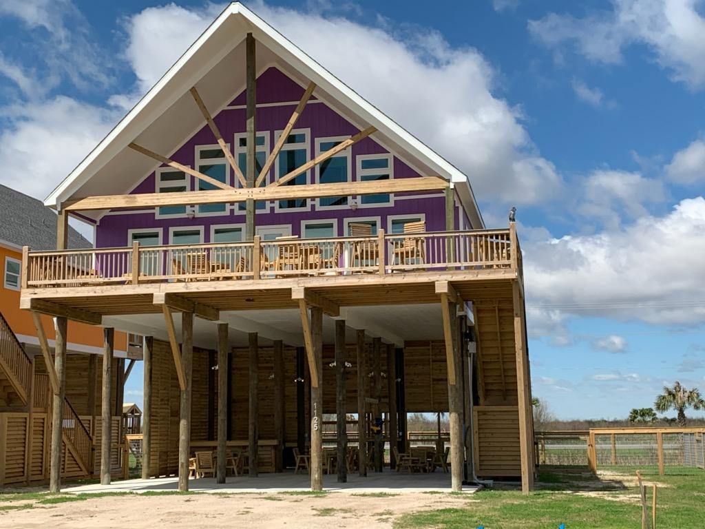 gun-barrel-pilings-and-timber-truss-beach-home